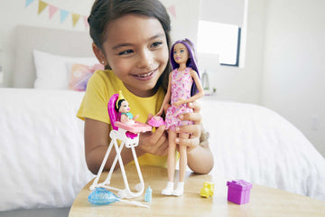 Barbie Skipper Babysitter Inc Playset, Birthday Feeding Set with Skipper Doll, Color-Change Baby Doll, High Chair & Accessories