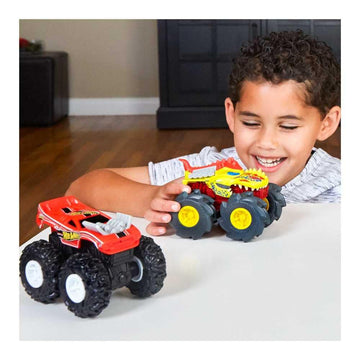 Hot Wheels Monster Trucks Twisted Tredz Vehicles, Creature-Themed 1:43 Scale Toy Truck with Pull-Back Motor & Giant Wheels, Gift for Kids Ages 3 Years