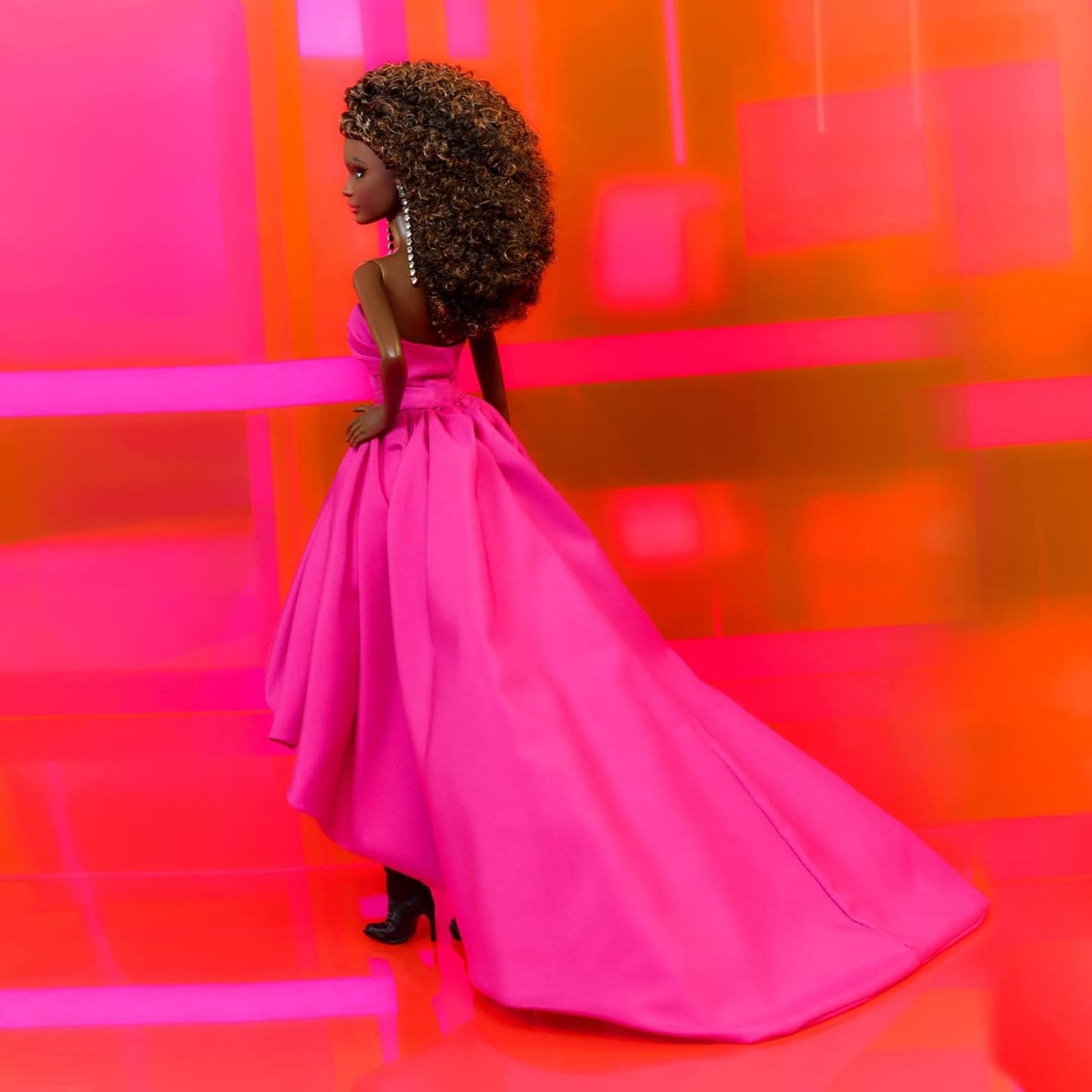 Barbie - Fuchsia Long Dress Doll in Taffeta with Sweetheart Neckline with Pleats and Gathering Details, Matching Belt and a Wide Train, Adult Toy