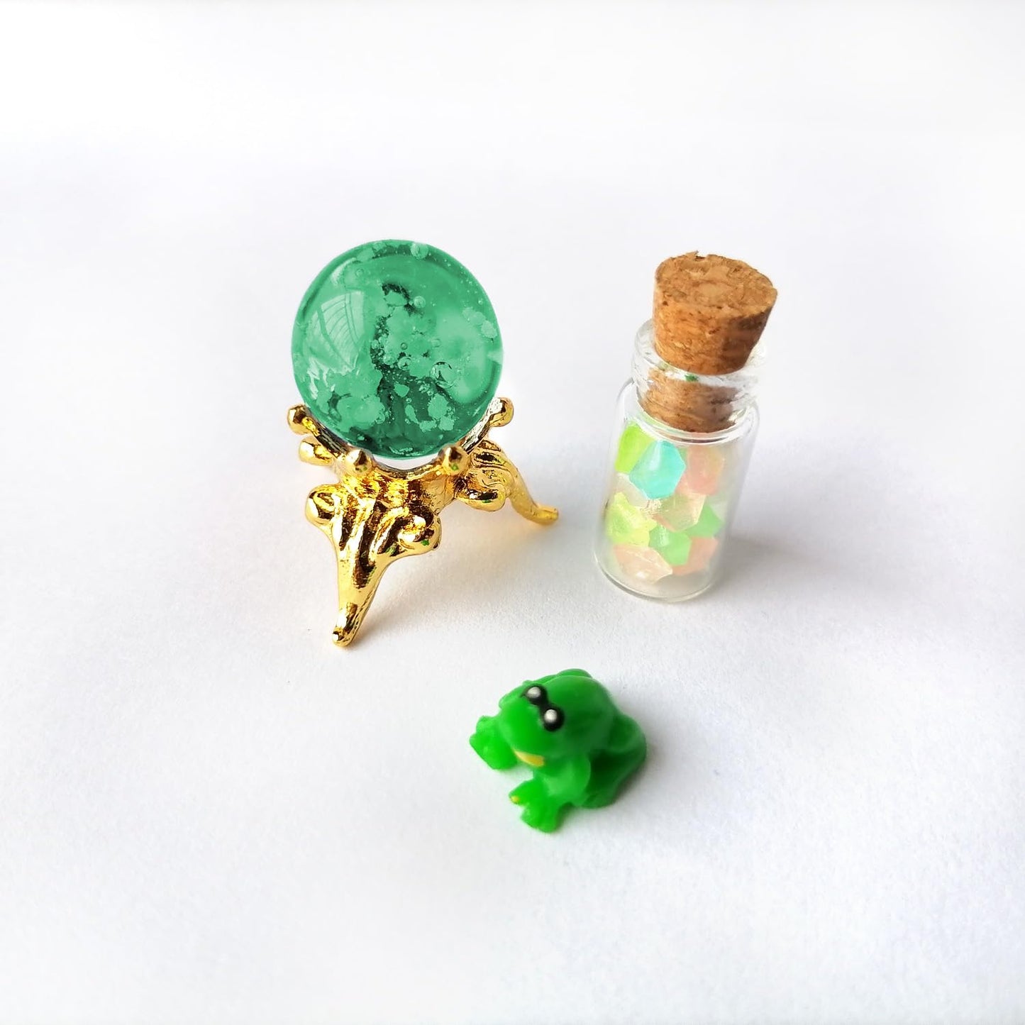 Miniature Glowing Potion Bottles, Crystal Balls & Frog Figurine, Dollhouse & Diorama Decor, Glow-in-the-Dark Miniatures (Royal Blue)