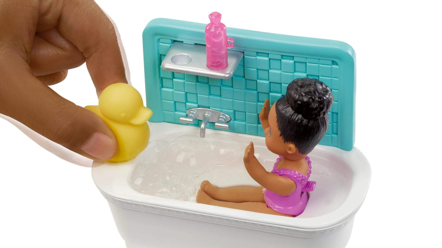 Barbie Skipper Babysitters, Inc. Playset with Bathtub, Babysitting Skipper Doll and Small Toddler Doll with Button to Move Arms and Splash, Plus