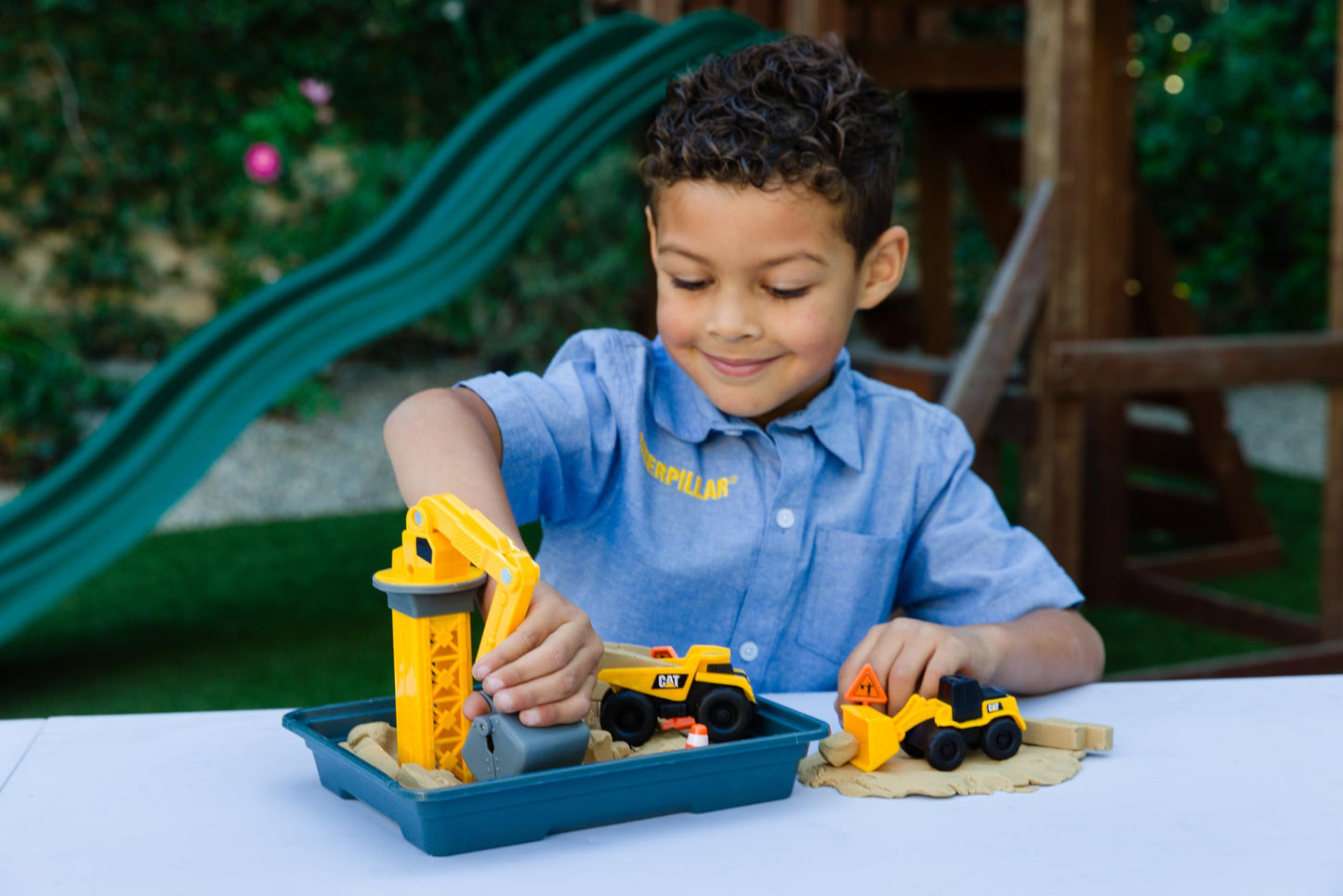 CAT Dig N’ Build Dirt Playset - 12 oz Moldable Dirt Compound, Working Crane, 2 Little Machines Vehicles, Construction Molds & Easy-Cleanup Tray