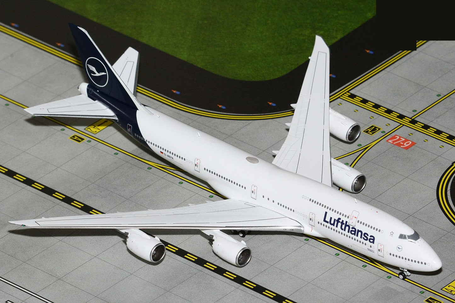 GeminiJets GJDLH2209 Lufthansa Boeing 747-8 D-ABYA; Scale 1:400