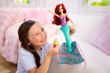 Mattel Disney Frozen Elsa Ice Skating Fashion Doll & Accessories with 8 Surprises, Including Snowflake Gem Box, Ring for Child & Play Pieces