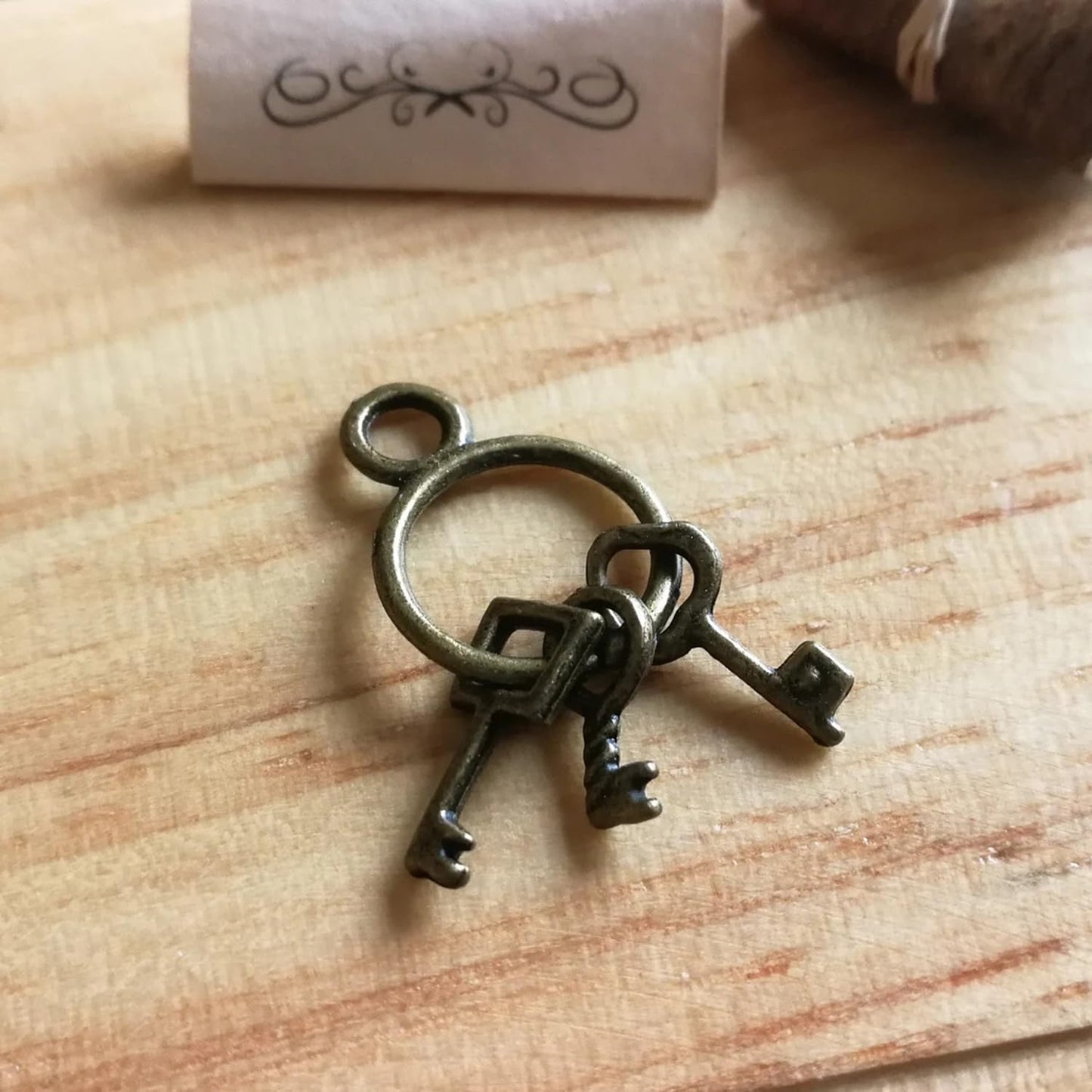 Dollhouse Miniature Key, 1:6 Scale Tiny Key Pendants, Set of Three Skeleton Keys, Miniatures Metal Keys, for Dollhouse Miniature Making Crafts (5PCS)