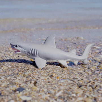 Safari Ltd. Great White Shark Figurine - Detailed 7" Plastic Model Figure - Fun Educational Play Toy for Boys, Girls & Kids Ages 3+