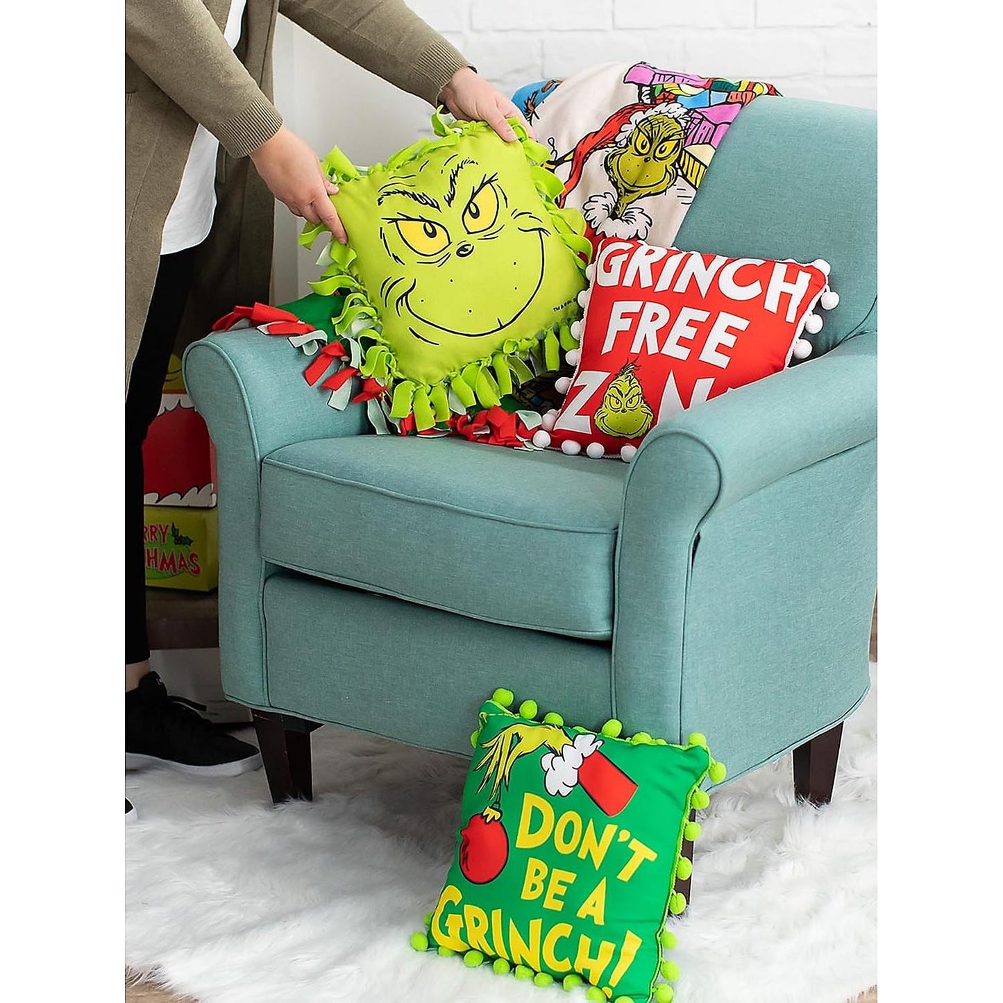 Fun Express Dr. Seuss The Grinch Christmas Fleece Tied Pillow Craft Kit - Makes 6 No-Sew Plush Pillows | Holiday Decorations & Gifts for Kids