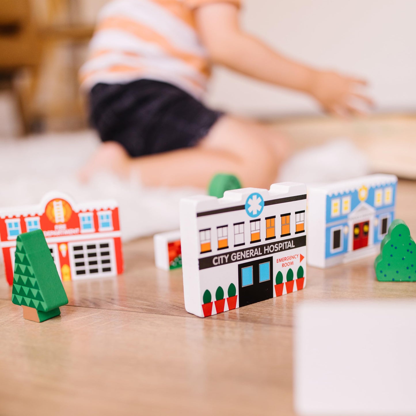 Melissa & Doug Wooden Town Play Set with Storage Tray (32 pcs)