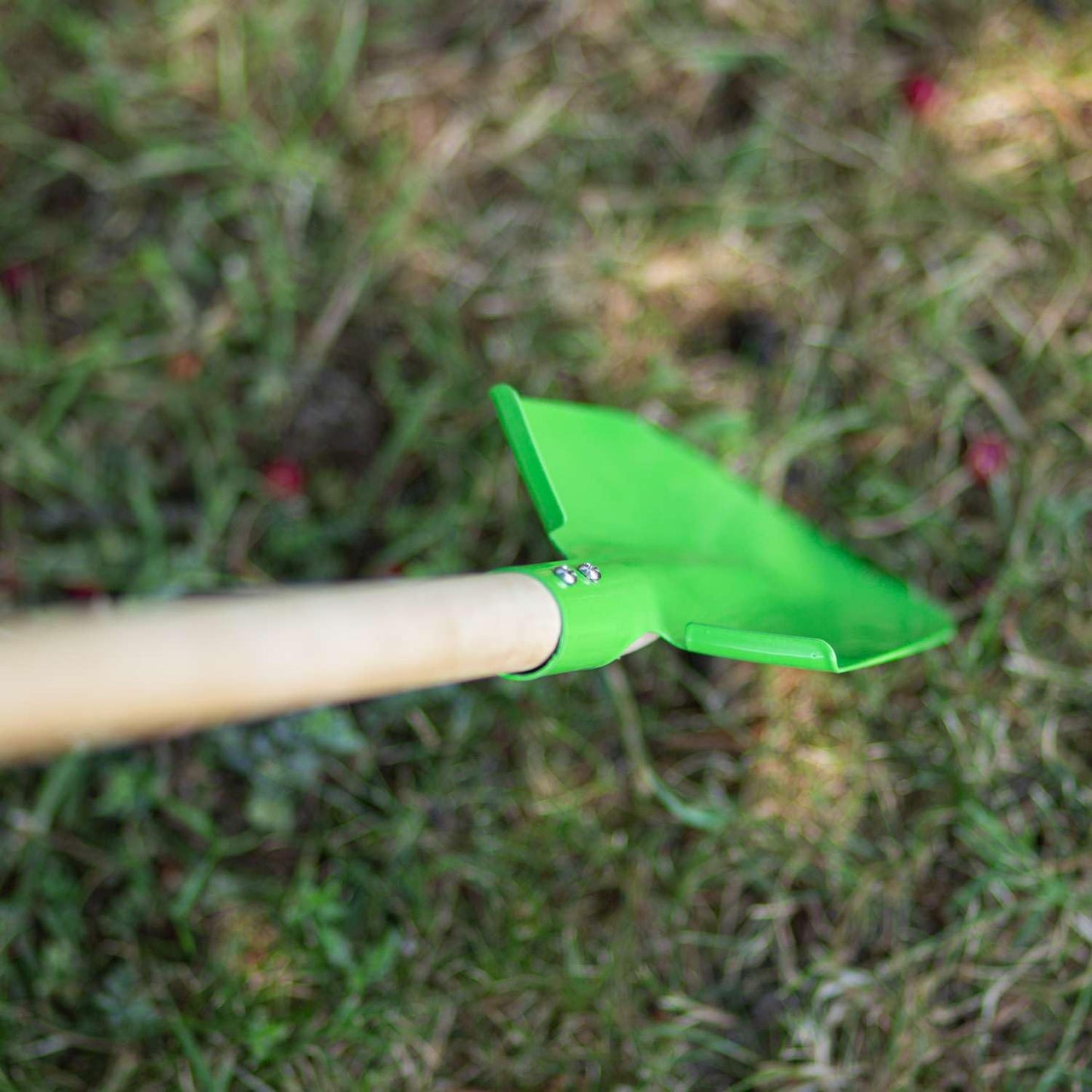 Bigjigs Toys Wooden Long Handled Shovel - 86cm Long Green Shovel, Quality Kids Gardening Tools & Childrens Gardening Sets, Outdoor & Garden Toys