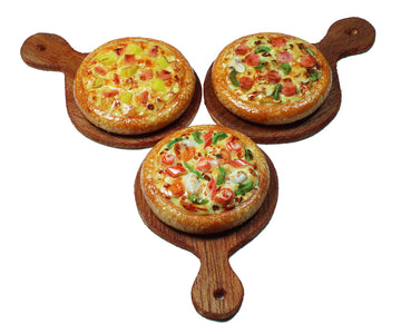 ThaiHonest 3 Pieces Pizza Miniature Set, Realistic Miniature Pizza on Wooden Tray, Dollhouse Food, 1:6 Scale, Multicolor, Clay