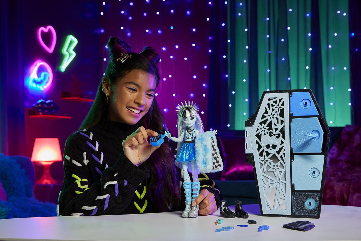 Monster High Skulltimate Secrets Fearidescent Series Doll & Accessories Set, Frankie Stein with Dress-Up Locker & 19+ Surprises
