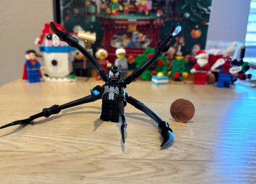 LEGO Super Heroes Spider-Man Minifigure - Venom with Spiked Blades and Minifigureland Tile
