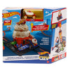 HOT Wheels City Downtown Spielset Eiskrem-Strudel - Rennbahn-Action mit manuellem Aufzug, Eiskrem-Wirbel und herunterklappbarer Rampe, inklusive 1 Hot