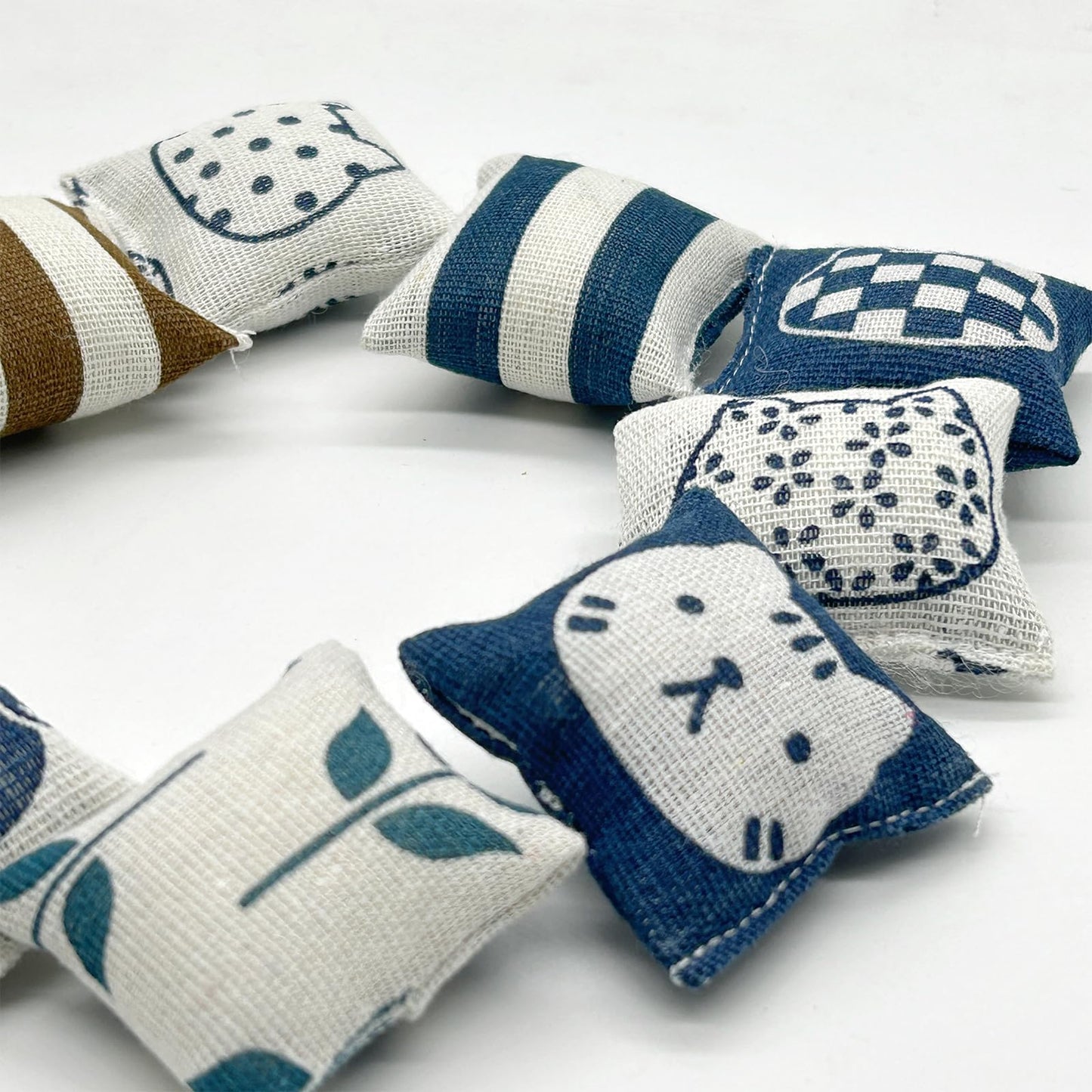 10pcs Miniature Sofa Pillow, 1:12 Scale Mini Cushions, Tiny House Sofa Bed Accessories Decoration Furniture Model Accessory (Random Pattern)