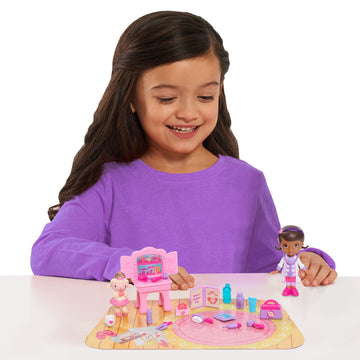 Just Play Doc McStuffins On-the-Go So Much Better Lambie 20-Piece Playset, Doc McStuffins Doll, Lambie Figure, 16 Tools and Accessories, Carrying