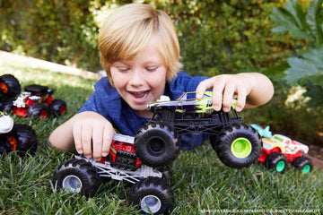 Hot Wheels Monster Trucks 1:24 Scale Bone Shaker Vehicle, Collectible Die-Cast Metal Toy Trucks with Giant Wheels & Stylized Chassis, Gift for Kids
