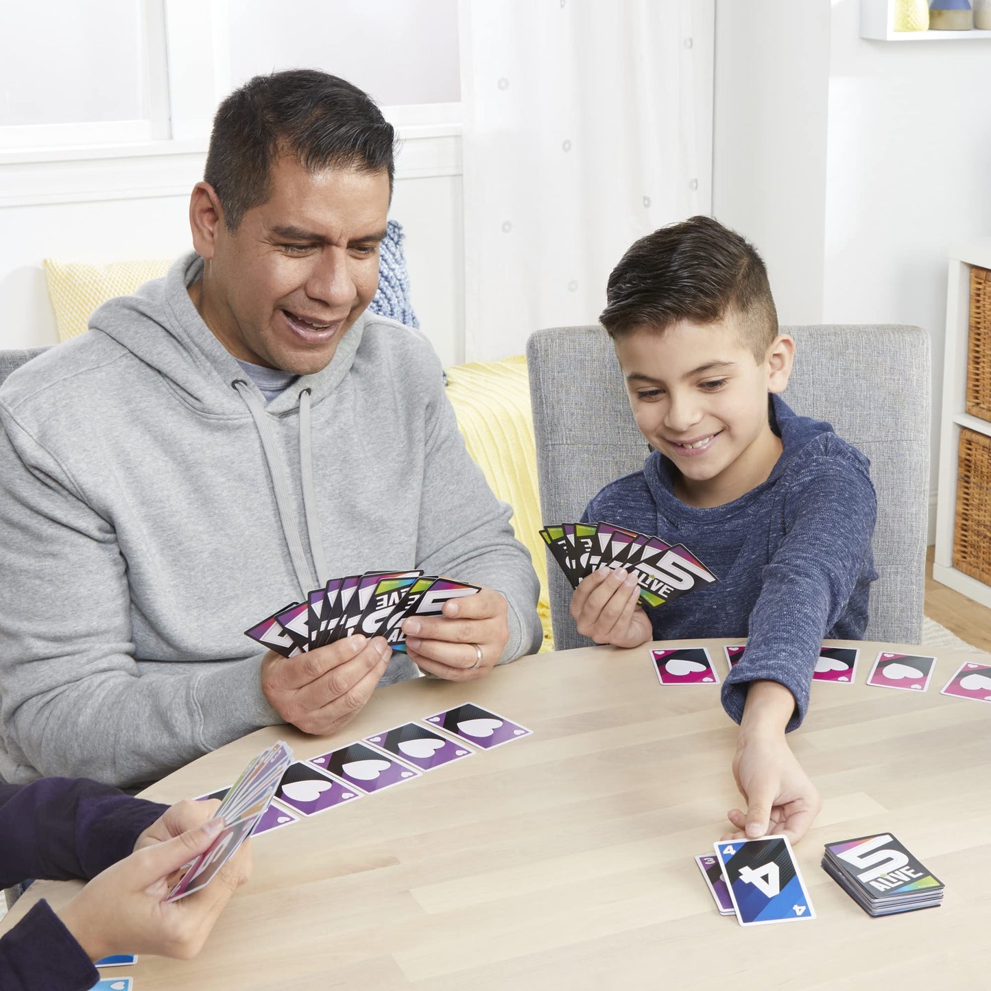 Hasbro Gaming 5 Alive Card Game, Fast-Paced Game for Kids and Families, Easy to Learn, 2 to 6 Players, Fun Summer Activities, Vacation Travel