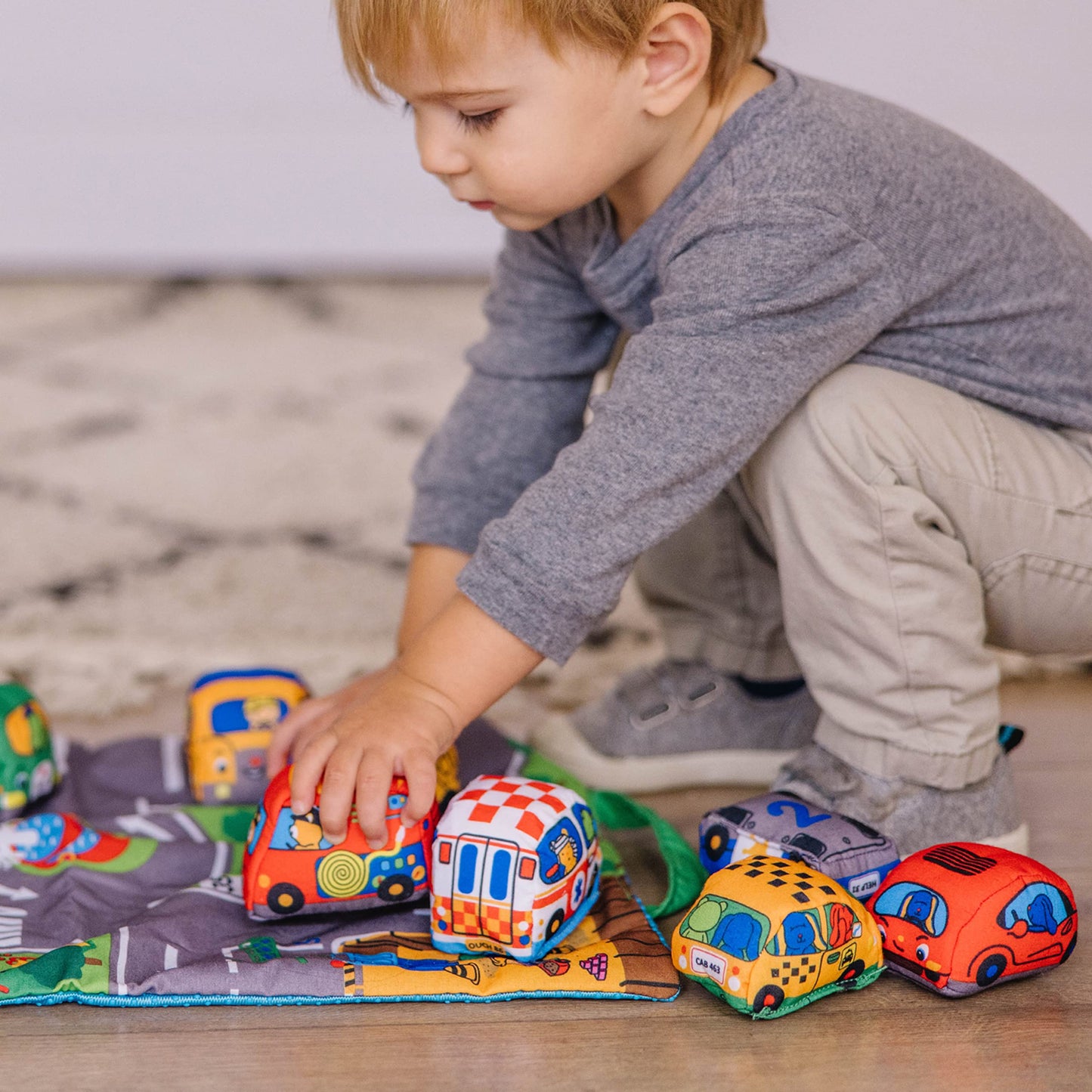 Melissa & Doug Take-Along Town Play Mat (19.25 x 14.25 inches) with 9 Soft Vehicles