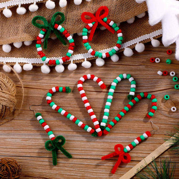 800 Pieces Christmas Pony Beads Plastic Pony Beads and 50 Pieces Christmas Pipe Cleaners Chenille Stems for Xmas Decorations DIY Crafts Jewelry Making