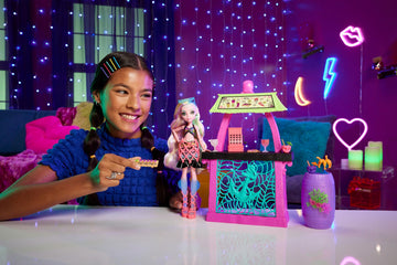 Monster High Doll & Playset, Lagoona Blue Scare-adise Island Snack Shack with Food Accessories & Color-Change Drinks