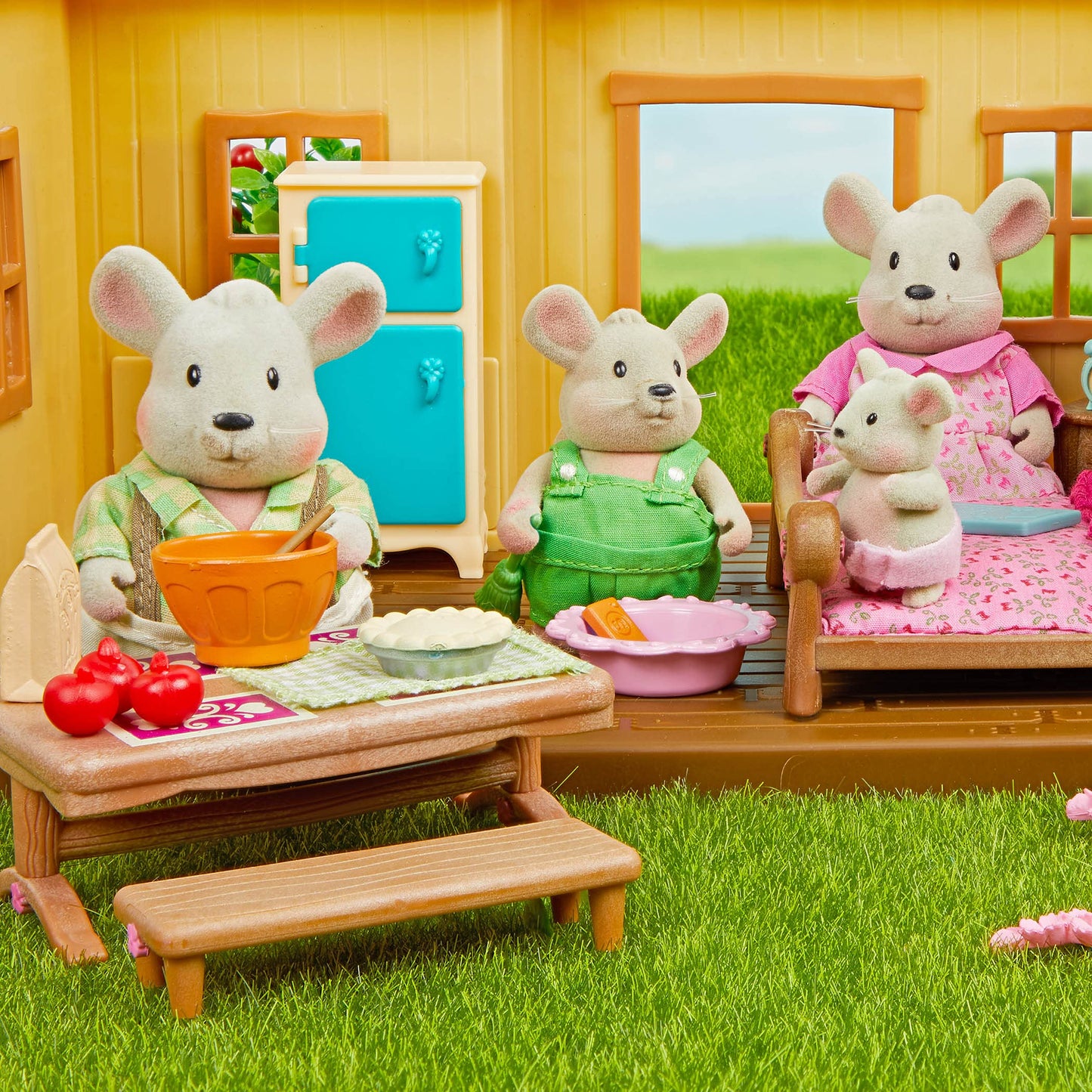 Li'l Woodzeez Handydandy Mice Family Set, 4 Figures and Storybook, Playsets