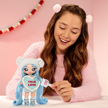 MGA Entertainment Na Na Na Surprise Lily Sarang - Blue Teddy Bear-Inspired 7.5" Fashion Doll with Light Blue Hair, Heart-Shaped Dress and Brush