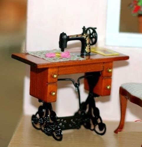 EatingBiting Retro Vintage Sewing Machine Dollhouse Miniature 1:12 Scale Fairy Doll Home Life Scene, for Kid Children