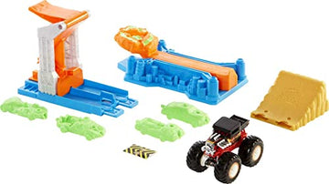 Hot Wheels Monster Trucks Launch & Bash Playset with Launcher, 4 Crushed Cars, 1 1:64 Scale Monster Truck, Landing Zone for Stunting, Crashing Action