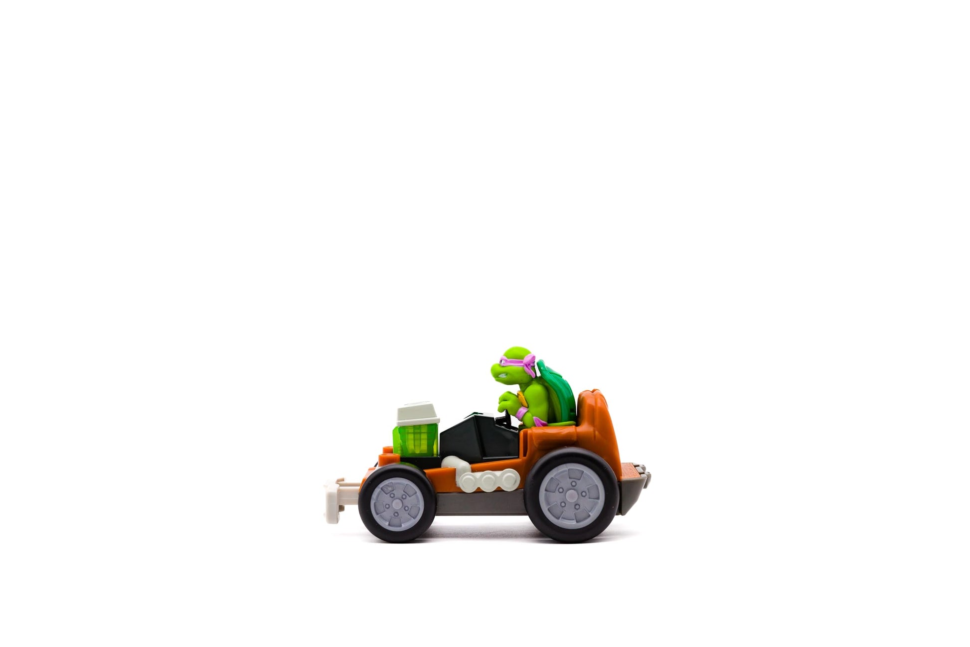 Teenage Mutant Ninja Turtles Toy, Donatello Shell Smashers, Light-Up Rev-Up Crash Vehicle with Smash & Reveal Action, Classic Edition, for Kids Ages