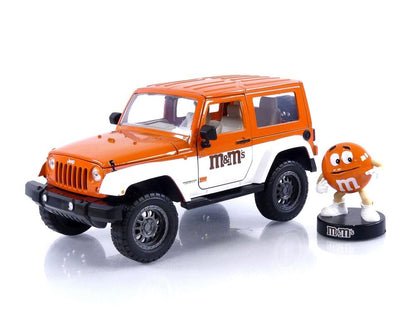 Jada M&M's 1:24 2007 Jeep Wrangler Die-cast Car & 2.75" Orange Figure, Toys for Kids and Adults