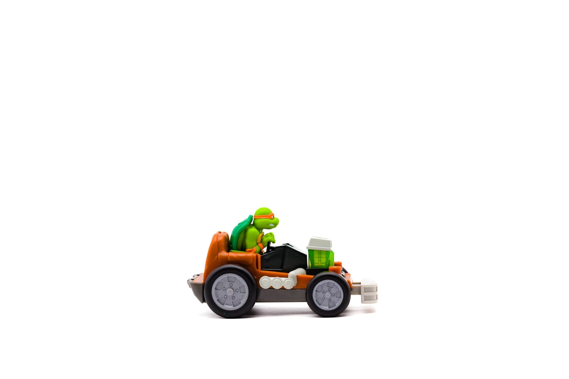 Teenage Mutant Ninja Turtles Toy, Michelangelo Shell Smashers, Light-Up Rev-Up Crash Vehicle with Smash & Reveal Action, Classic Edition, for Kids
