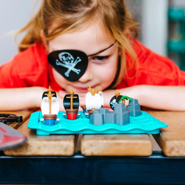 SmartGames Pirates Crossfire - Strategy Logic Game with 4 Playing Modes and 80 Challenges for Ages 7+