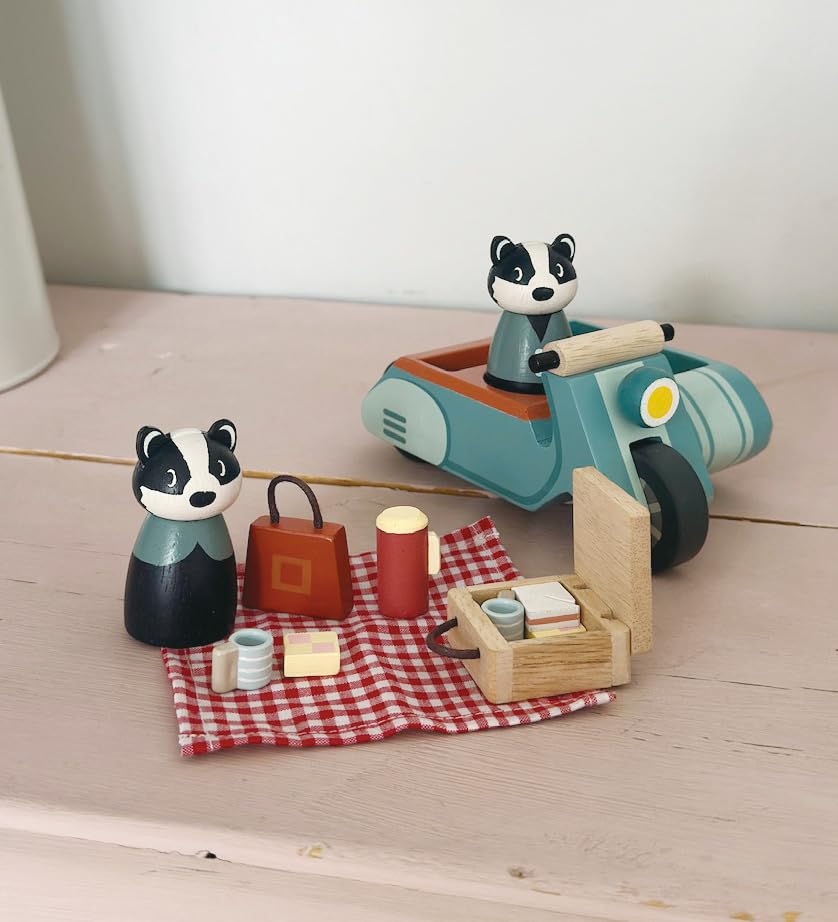 Tender Leaf Toys - Badger Picnic Motorbike Ride - 13pc Wooden Pretend Play Set on Wheels with Boris, Betty and Accessories - Encourages Imaginative