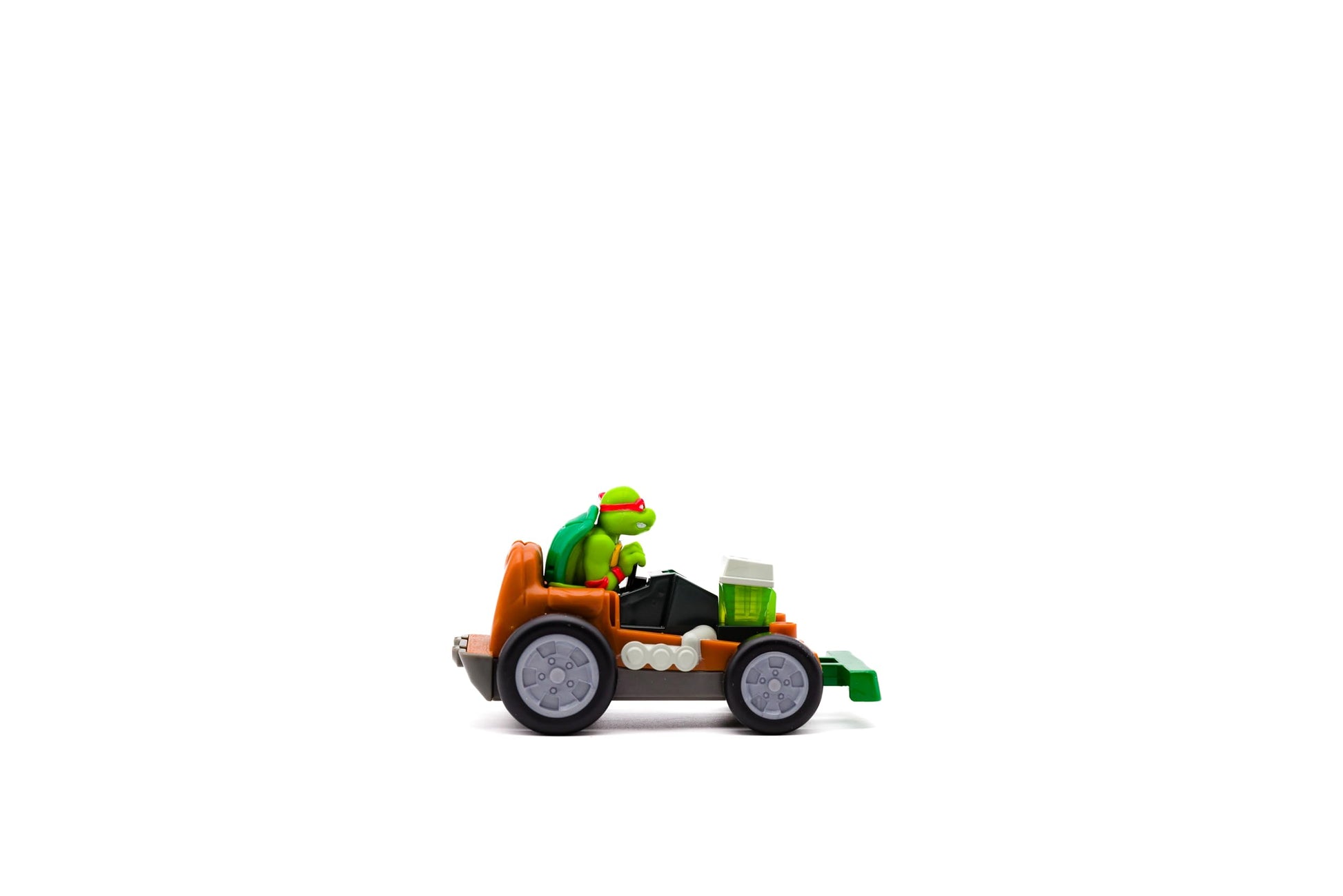 Teenage Mutant Ninja Turtles Toy, Raphael Shell Smashers, Light-Up Rev-Up Crash Vehicle with Smash & Reveal Action, Classic Edition, for Kids Ages 5+