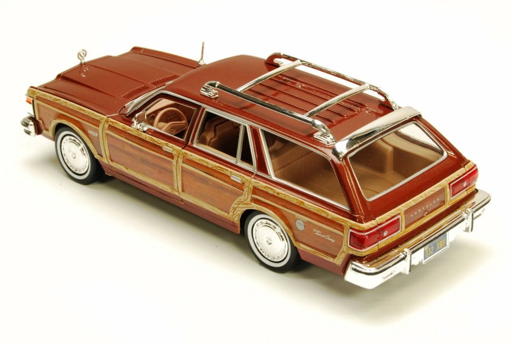 1979 Chrysler Lebaron Town & Country Wagon, Red with Woodie Siding Motormax 73331-1/24 Scale Diecast Model Car