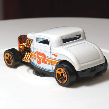 Hot Wheels 2020 Pearl and Chrome 2/6 - '32 Ford (White)