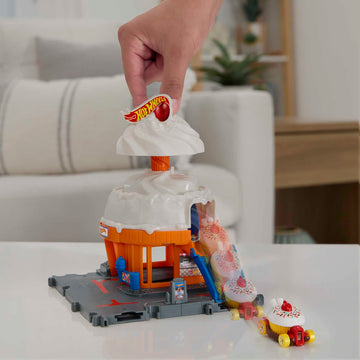 HOT Wheels City Downtown Spielset Eiskrem-Strudel - Rennbahn-Action mit manuellem Aufzug, Eiskrem-Wirbel und herunterklappbarer Rampe, inklusive 1 Hot