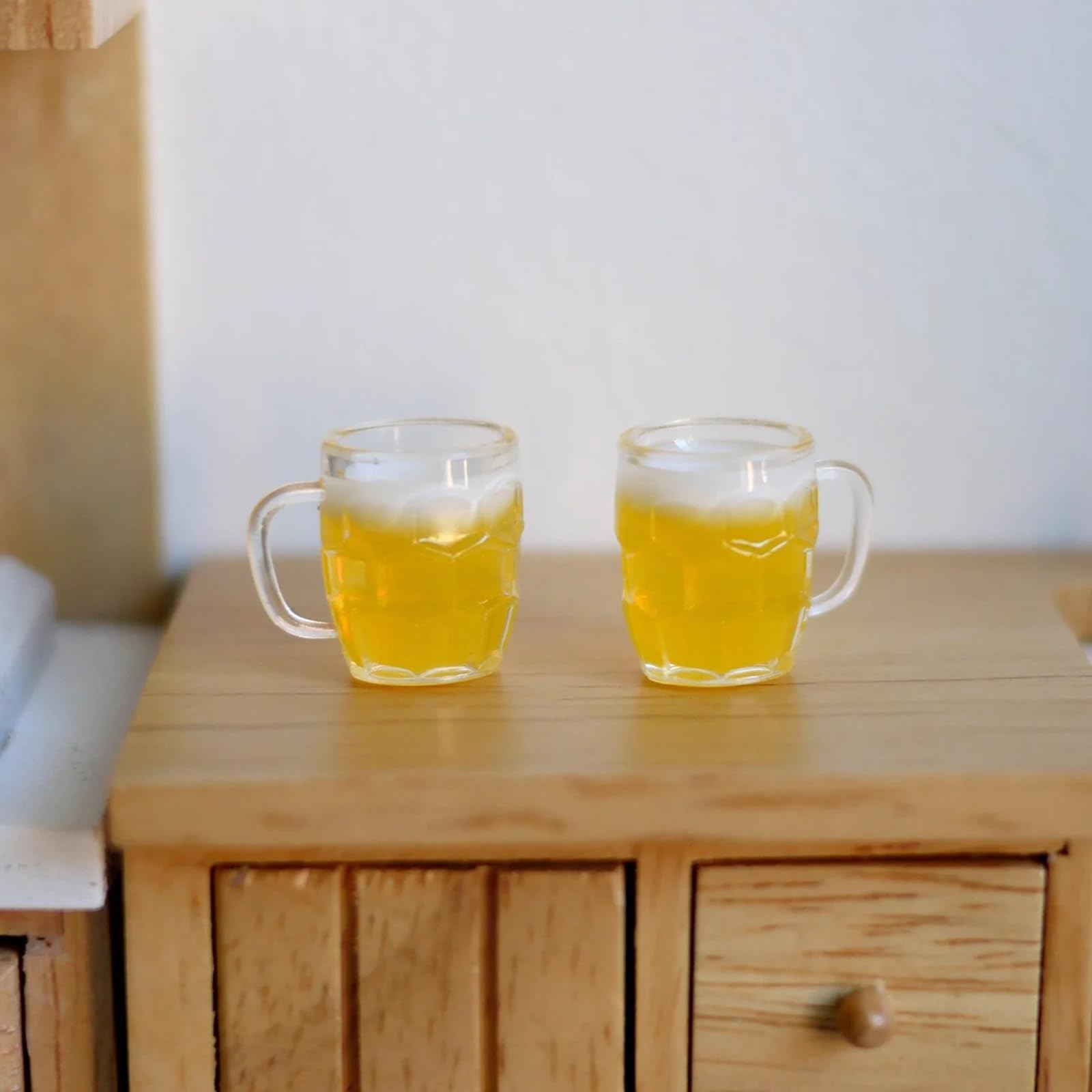 Miniature Beer Mug with Handle, 1/12 Dollhouse Mini Fake Beer Cup, Miniature Beer Drink Mini Beer Glass Mug, for Dollhouse Miniature Kitchen, Fairy