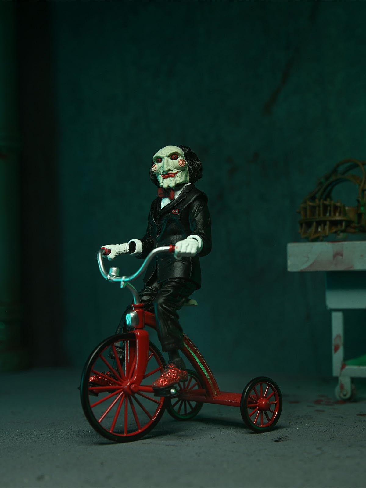 NECA - Saw Ultimate Jigsaw Killer RED Robe