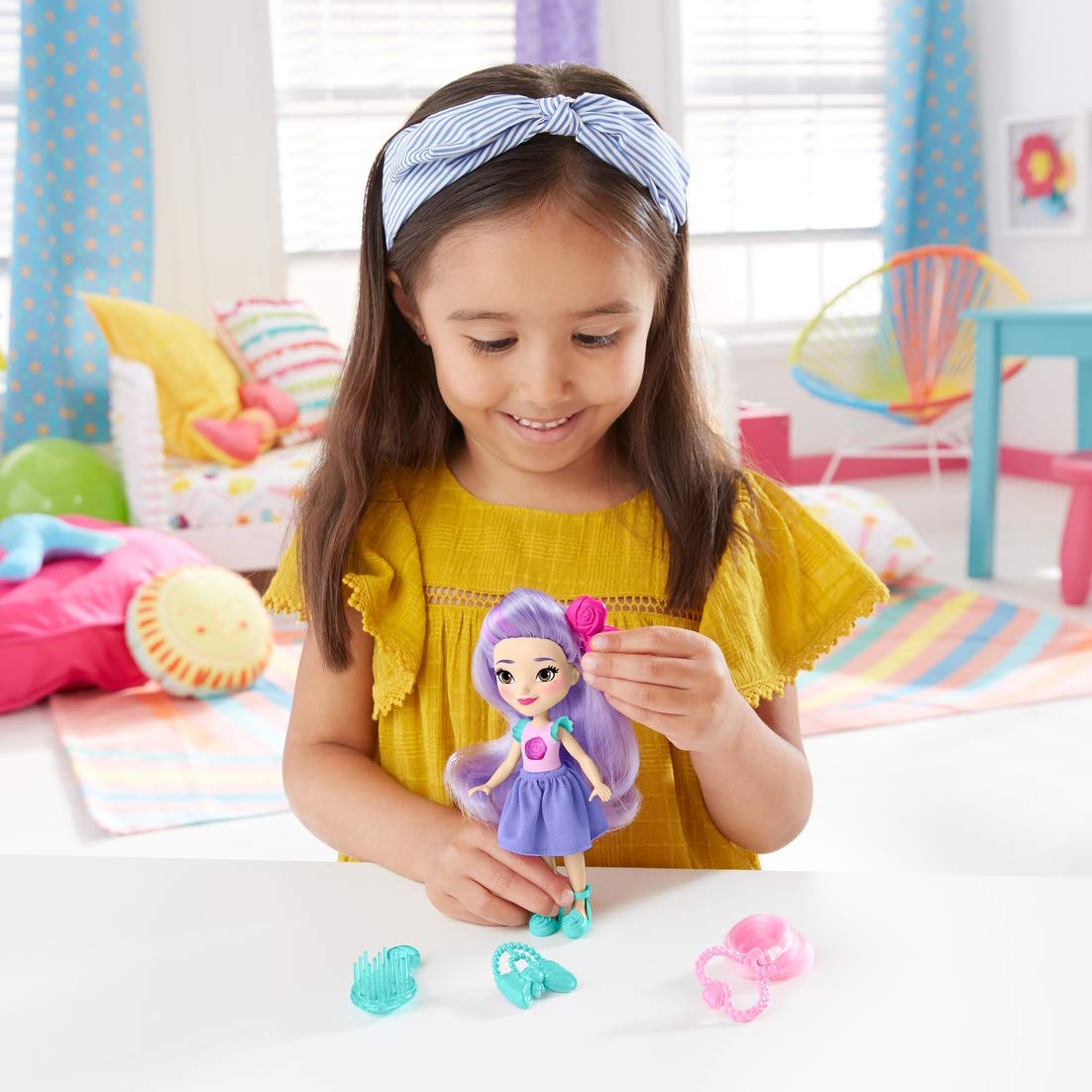 Fisher-Price Preschool Toy Sunny Day Pop-In Style Blair, 6-Inch Poseable Doll with 3 Hair Accessories for Pretend Play Ages 3+ Years