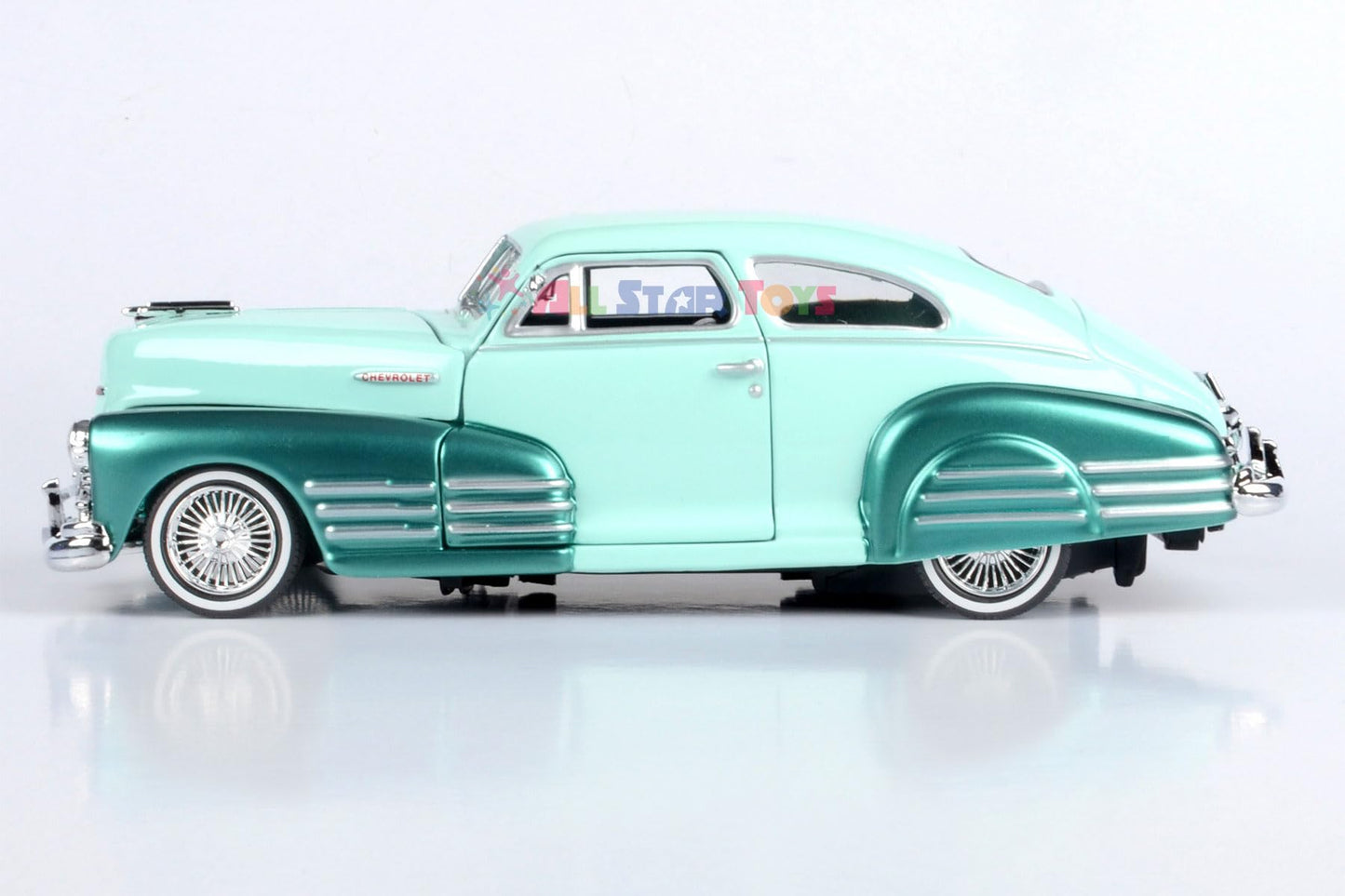 Motormax 1948 Chevrolet Aerosedan Fleetline Lowrider 1:24 Diecast Model Two-Tone Green Get Low Series 79027 by All Star Toys