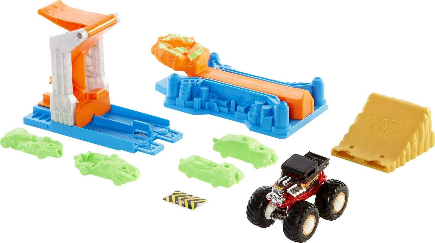 Hot Wheels Monster Trucks Launch & Bash Playset with Launcher, 4 Crushed Cars, 1 1:64 Scale Monster Truck, Landing Zone for Stunting, Crashing Action