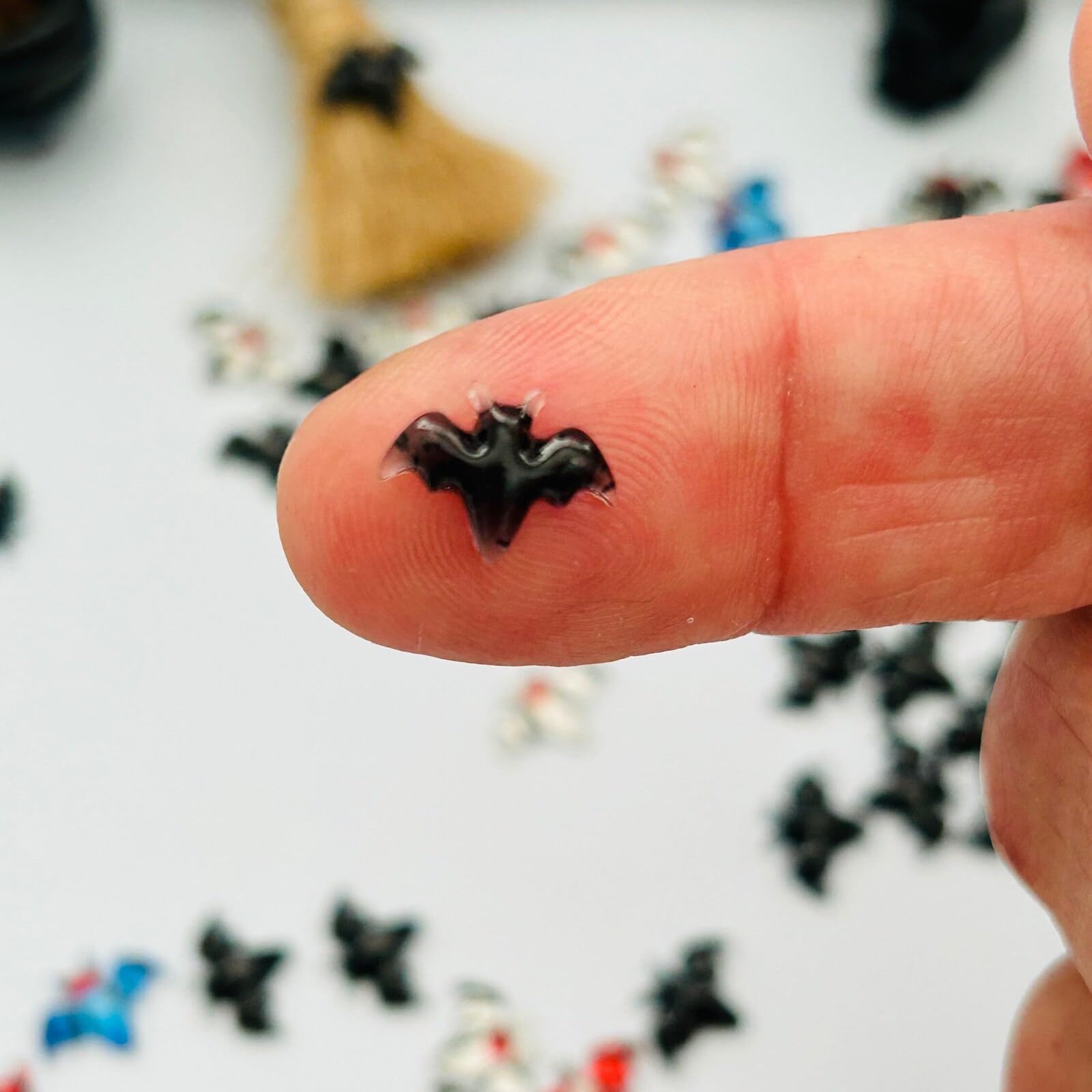 Micro Miniature Bats, Dollhouse Miniature Tiny Bats, Spooky Themed Cartoon Flat Back Bats, Mini Micro Landscaping Decoration (40 PCS)