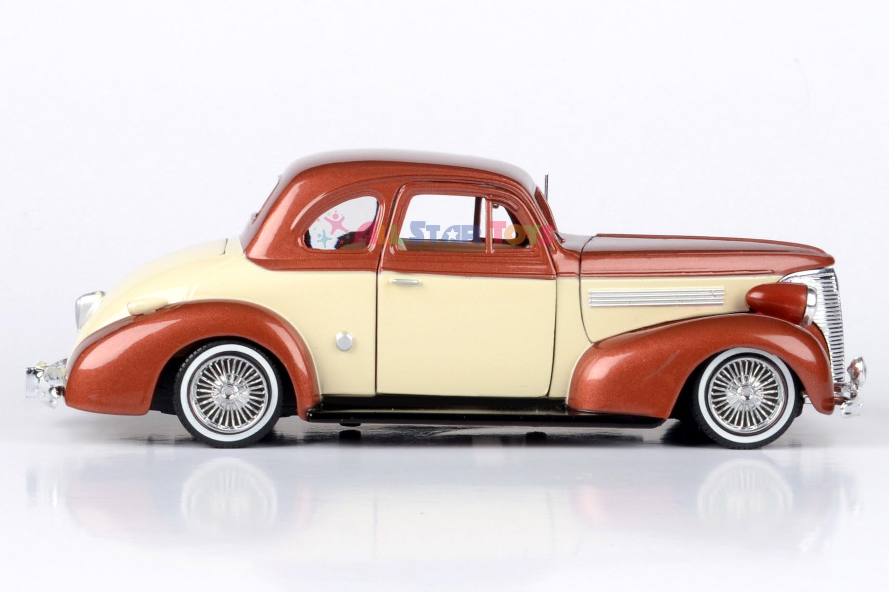 Motormax 1939 Chevrolet Coupe Lowrider 1:24 Diecast Model Brown/Cream Get Low Series 79028 by All Star Toys