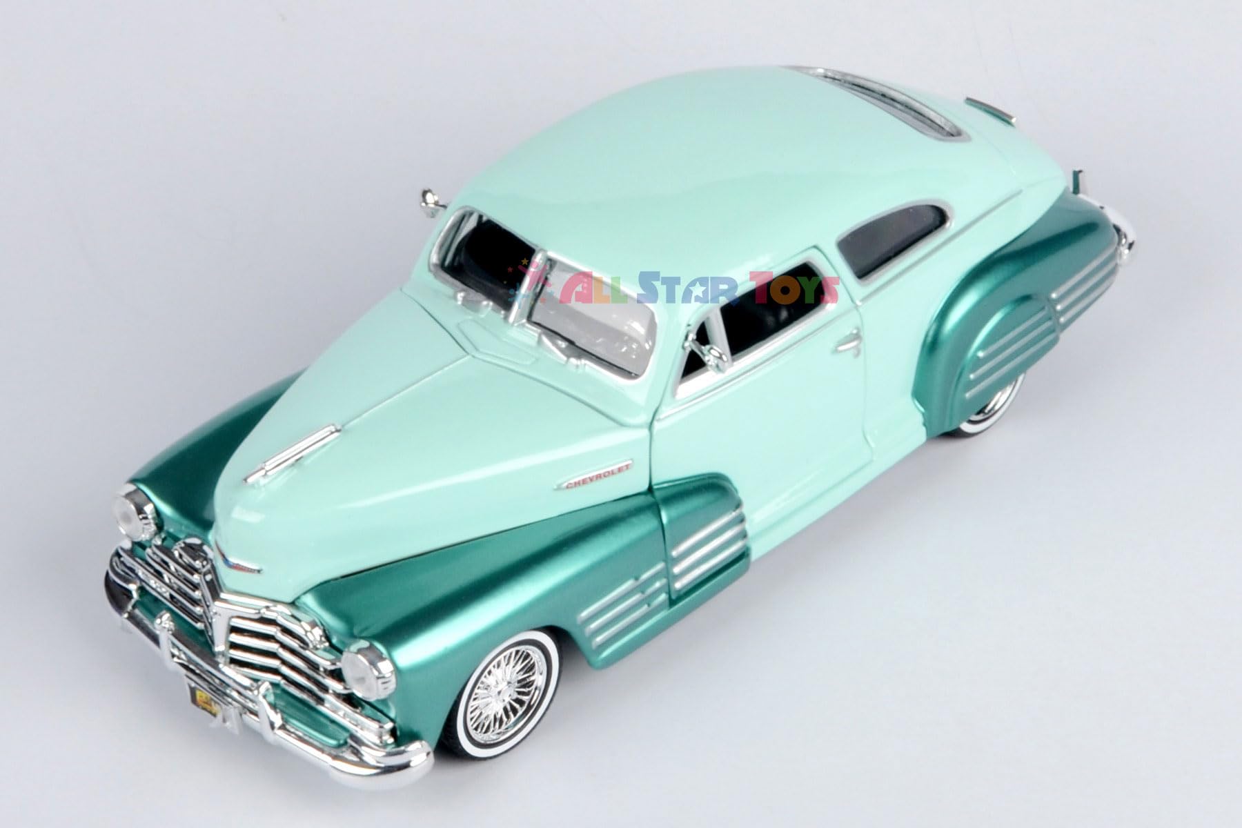 Motormax 1948 Chevrolet Aerosedan Fleetline Lowrider 1:24 Diecast Model Two-Tone Green Get Low Series 79027 by All Star Toys