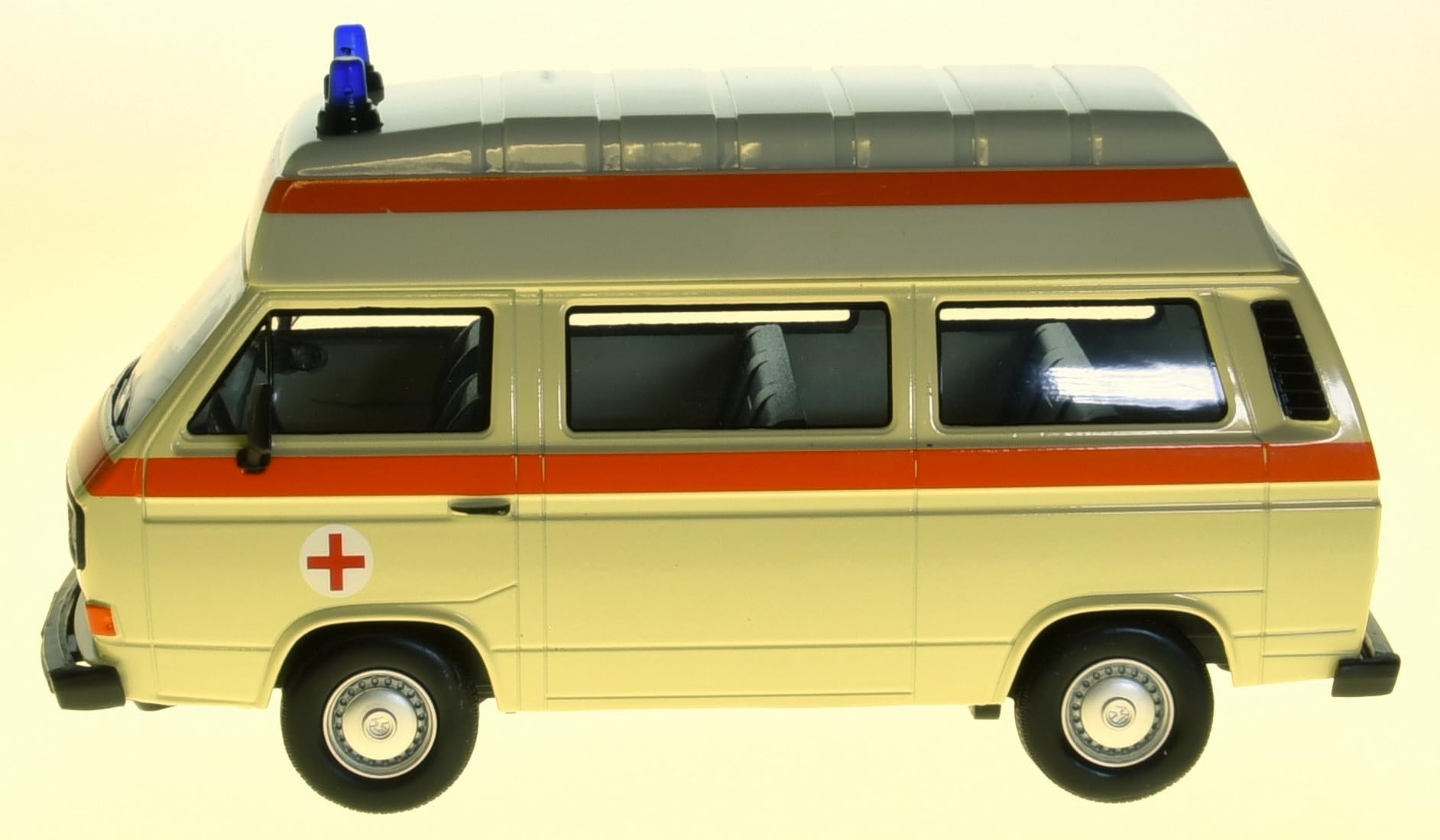 Motormax Volkwagen T3 Ambulance Emergency Doctor 1979-1992 1/24 Model Car with Individual Number Plate