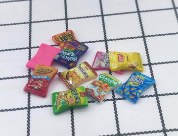 Nuanmu Miniature Drink Bottles Snacks Food Cake Dollhouse Decorations Pretend Play Kitchen Game Party Toys (Snack 10pcs)