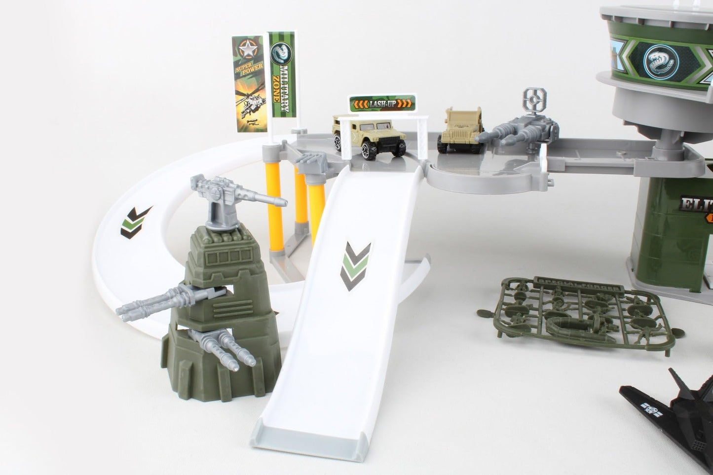 Daron Worldwide Trading Military Base Playset