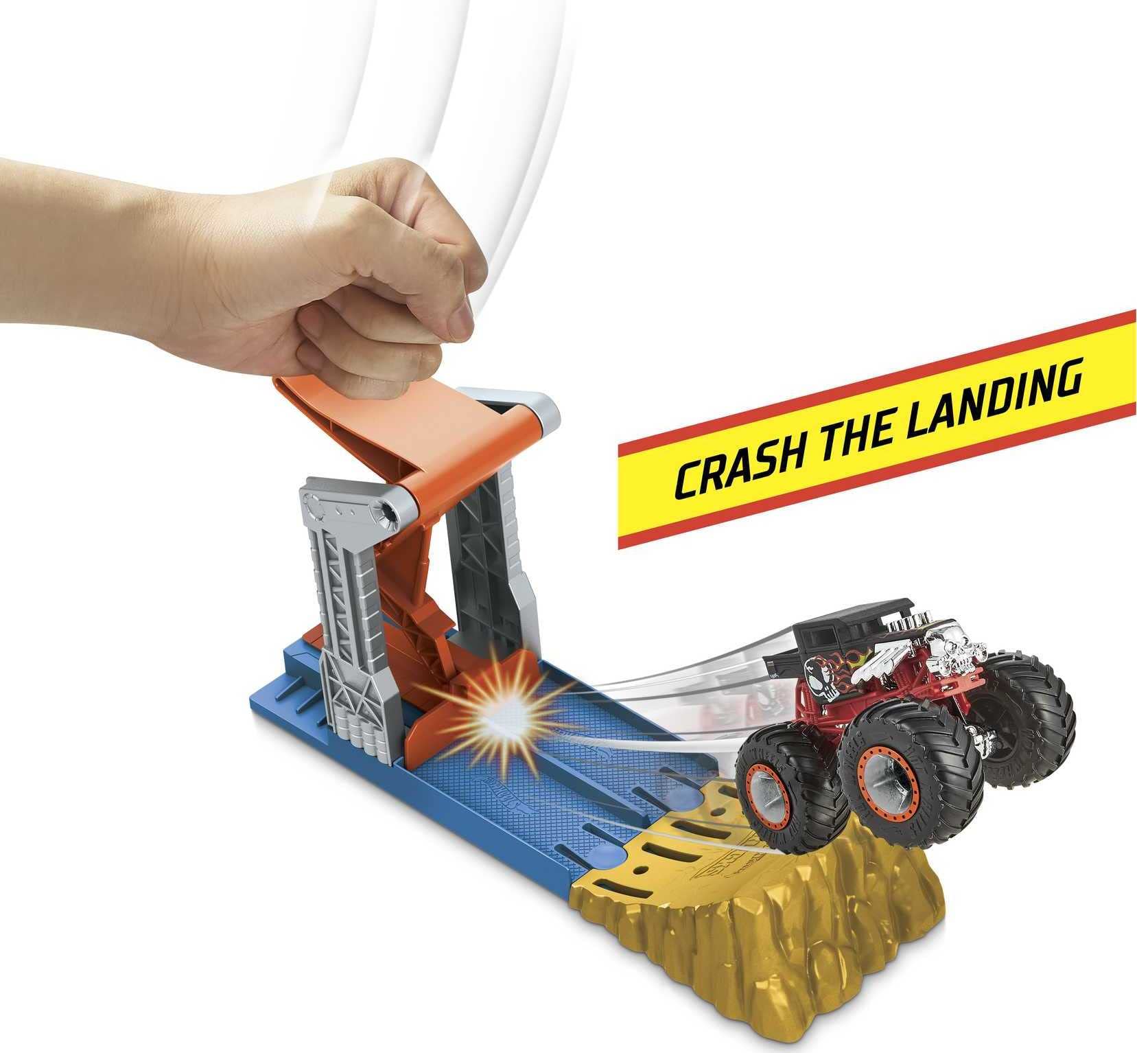 Hot Wheels Monster Trucks Launch & Bash Playset with Launcher, 4 Crushed Cars, 1 1:64 Scale Monster Truck, Landing Zone for Stunting, Crashing Action
