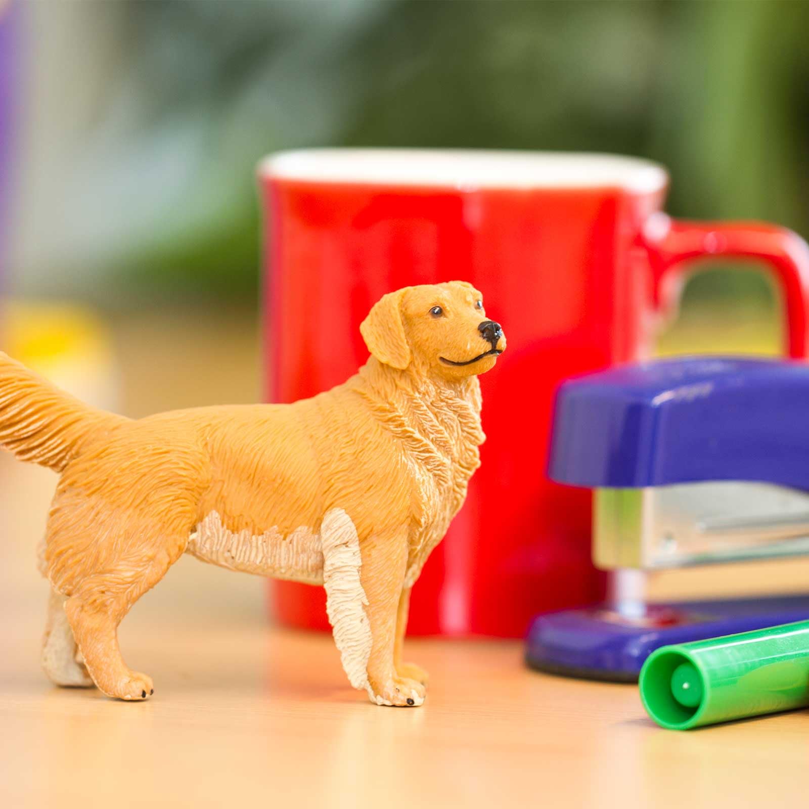 Safari Ltd. Golden Retriever Figurine - Detailed 4.5" Plastic Model Figure - Fun Educational Play Toy for Boys, Girls & Kids Ages 1+